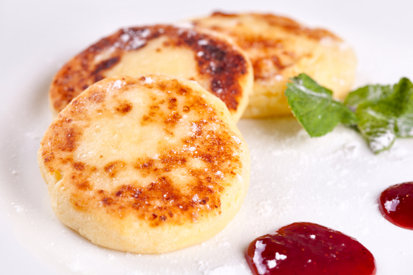 Сырники с вишневым джемом