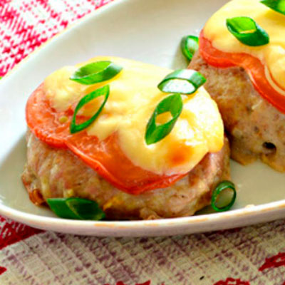 Биточек рыбный с помидором