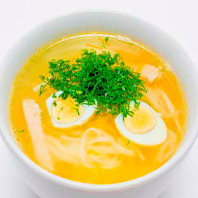 Бульон куриный с лапшой и яйцом