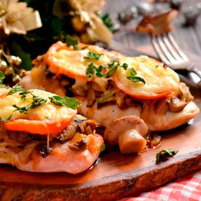 Куриное филе с грибами и помидором