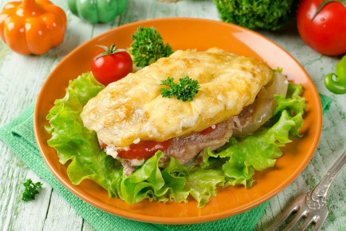 _Свинина, запечённая с томатами и сыром