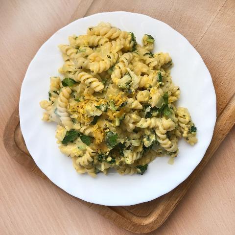 Макаронные изделия со шпинатом и чесноком