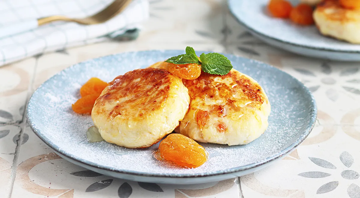 Сырники творожные с курагой и сметаной