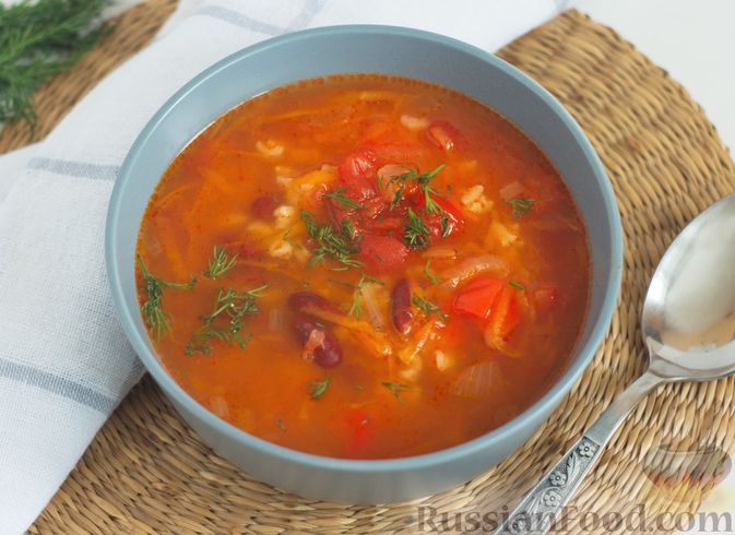 Томатный суп с фасолью и рисом