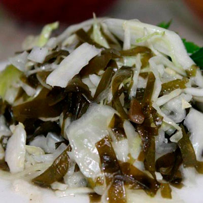 Салат из морской и белокочанной капусты