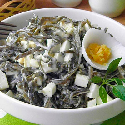 Салат с морской капустой и яйцом