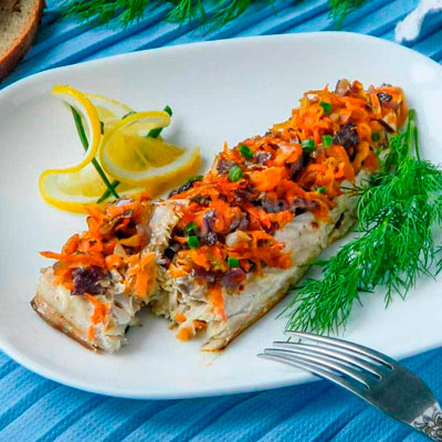 Скумбрия с морковью и луком
