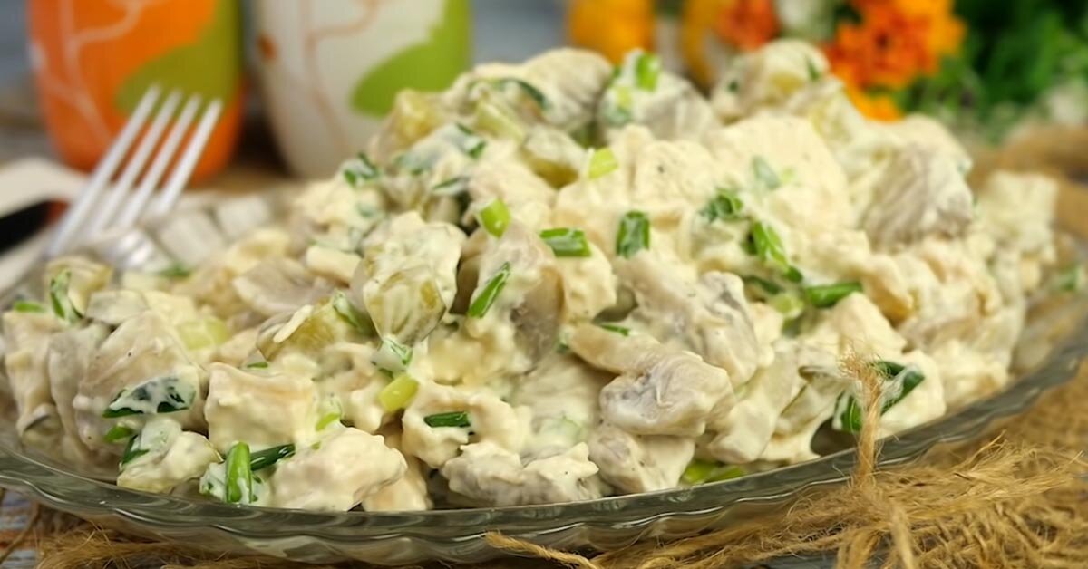 Овощной салат с курицей и соусом тоннато