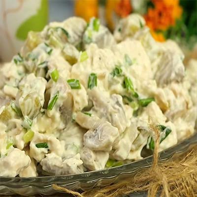 Овощной салат с курицей и соусом тоннато