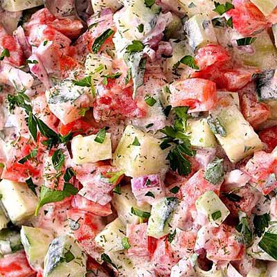 Салат с помидором и огурцом со сметаной